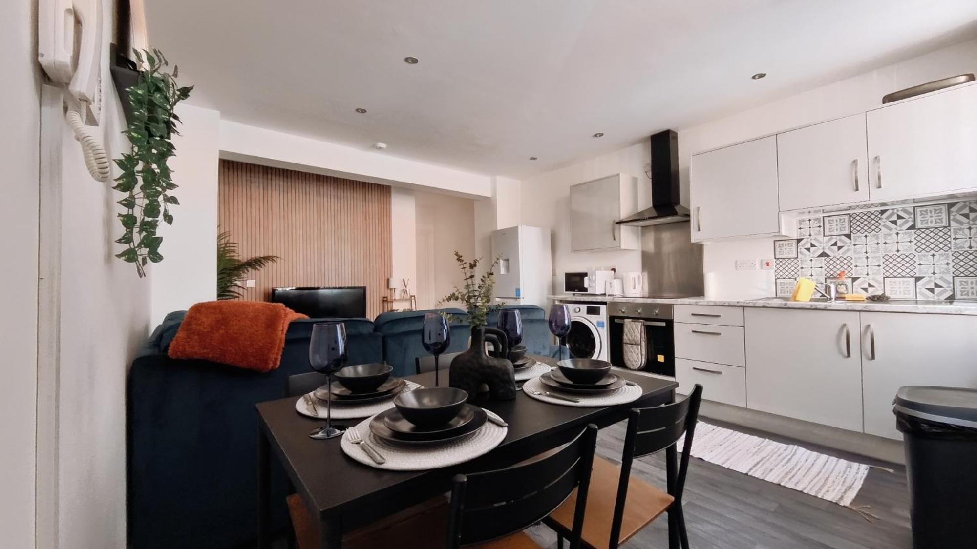 Group Bookings: Up To 30 Guests Across 5 Spacious Flats! Keyless Access Free Wifi & Parking Birmingham Exterior photo